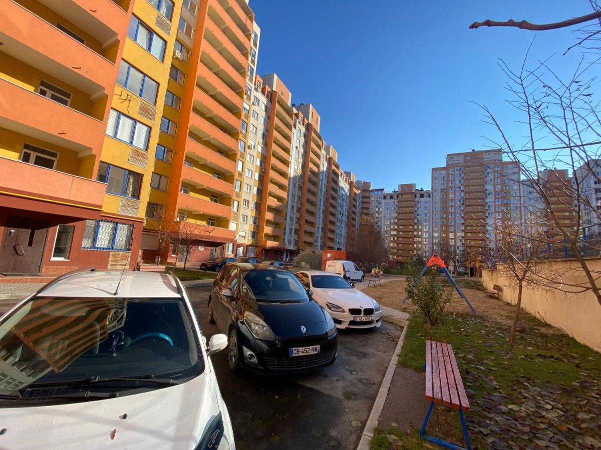 Two Bedroom Large Apartment In キシナウ エクステリア 写真