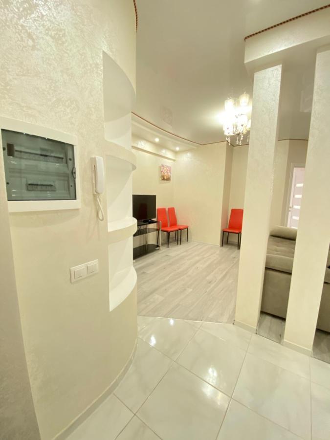 Two Bedroom Large Apartment In キシナウ エクステリア 写真