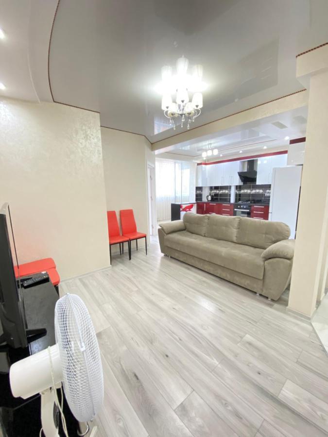 Two Bedroom Large Apartment In キシナウ エクステリア 写真