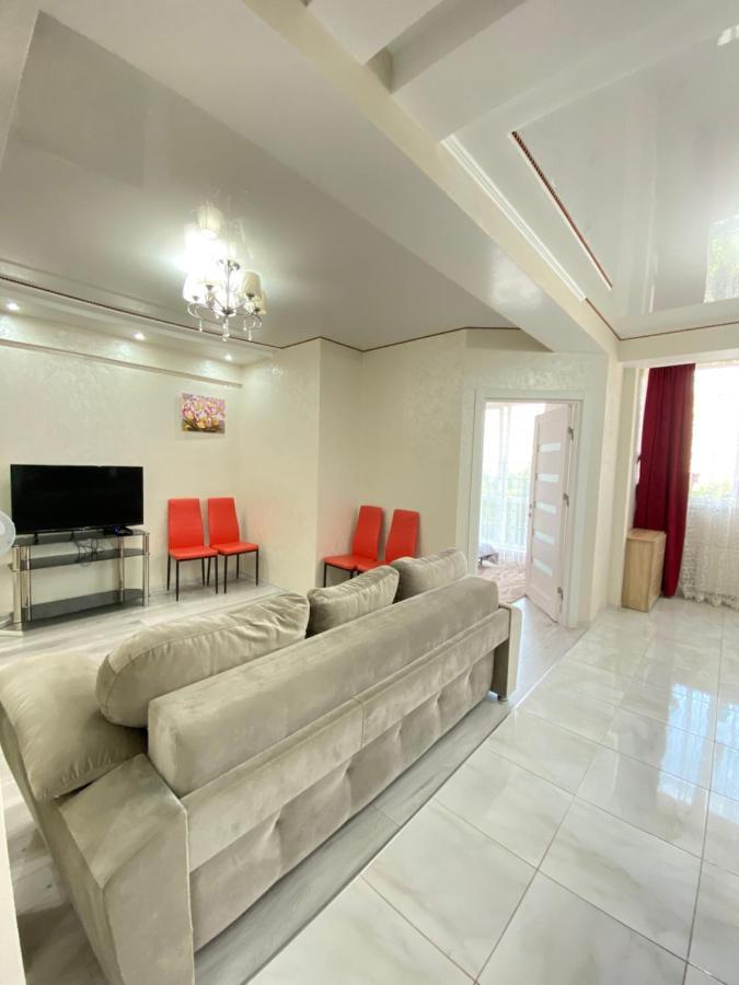 Two Bedroom Large Apartment In キシナウ エクステリア 写真