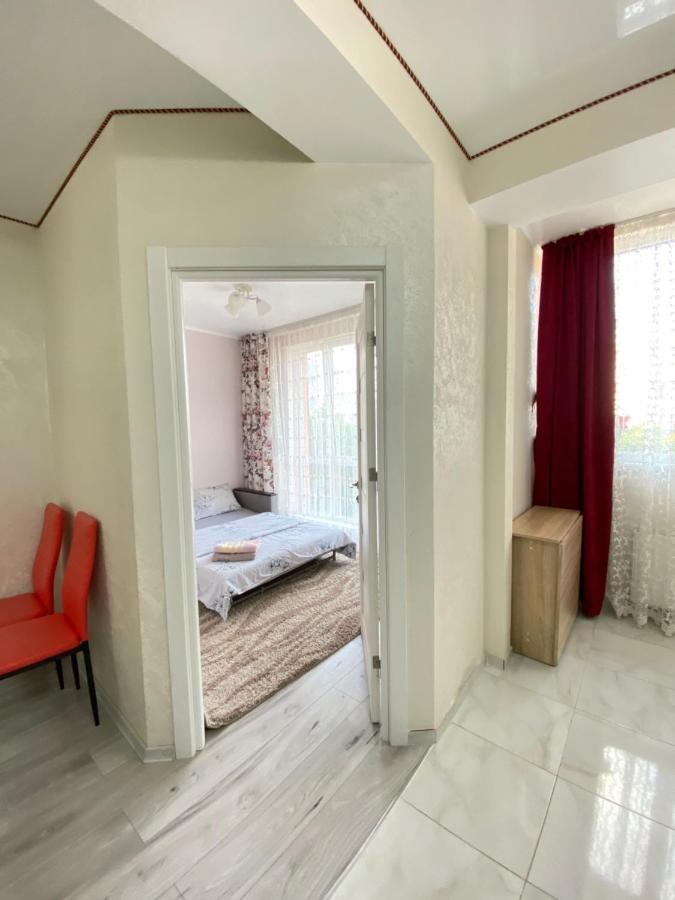 Two Bedroom Large Apartment In キシナウ エクステリア 写真