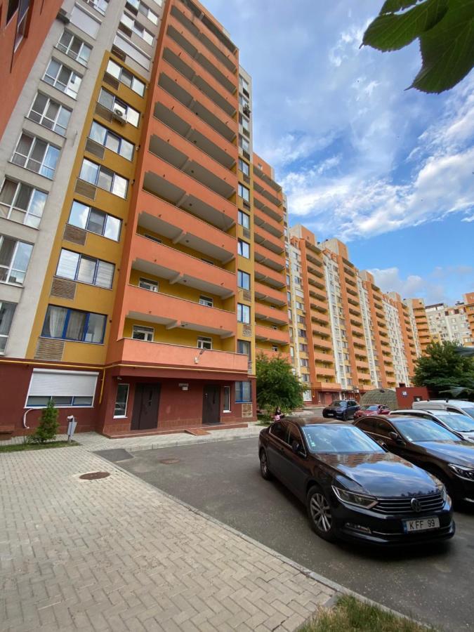 Two Bedroom Large Apartment In キシナウ エクステリア 写真