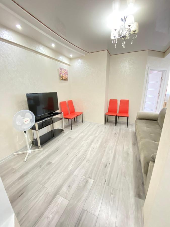 Two Bedroom Large Apartment In キシナウ エクステリア 写真