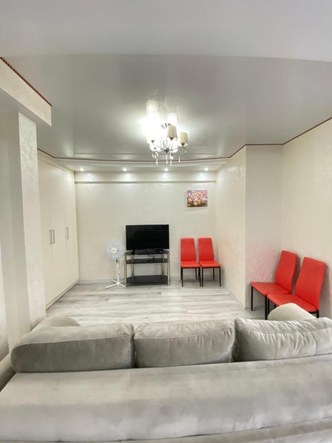 Two Bedroom Large Apartment In キシナウ エクステリア 写真