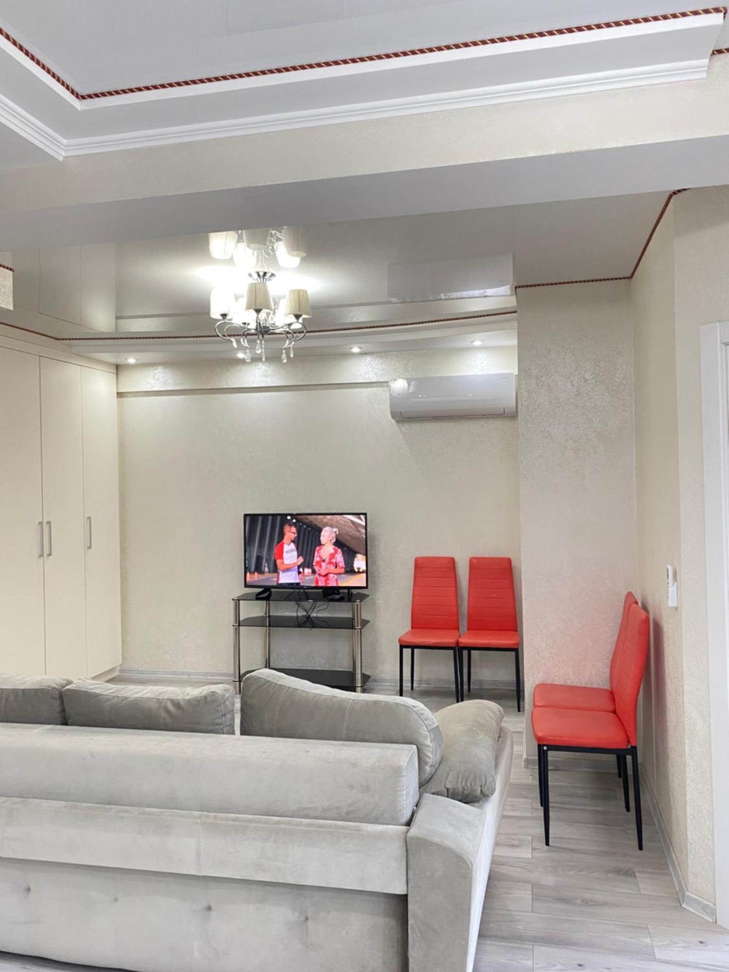 Two Bedroom Large Apartment In キシナウ エクステリア 写真