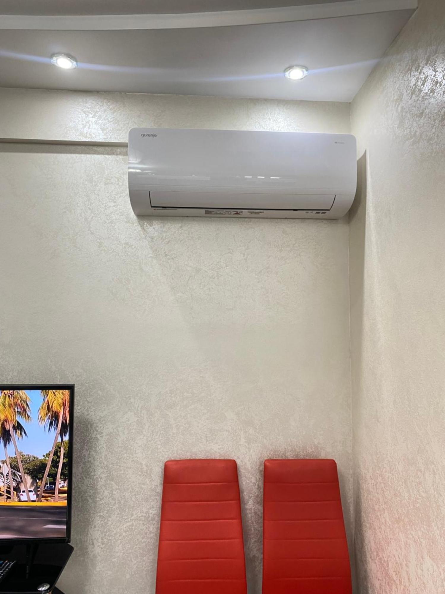 Two Bedroom Large Apartment In キシナウ エクステリア 写真
