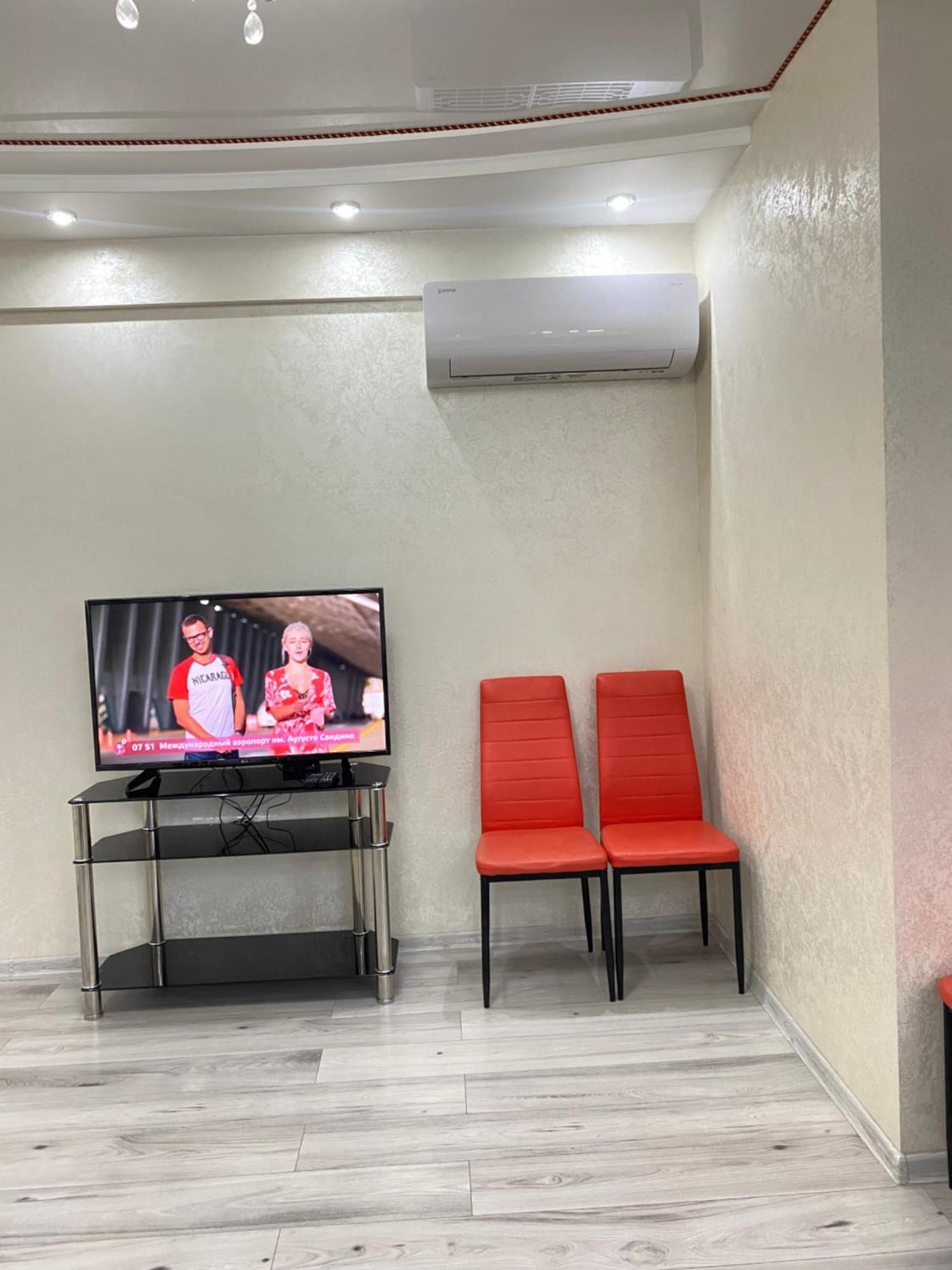 Two Bedroom Large Apartment In キシナウ エクステリア 写真